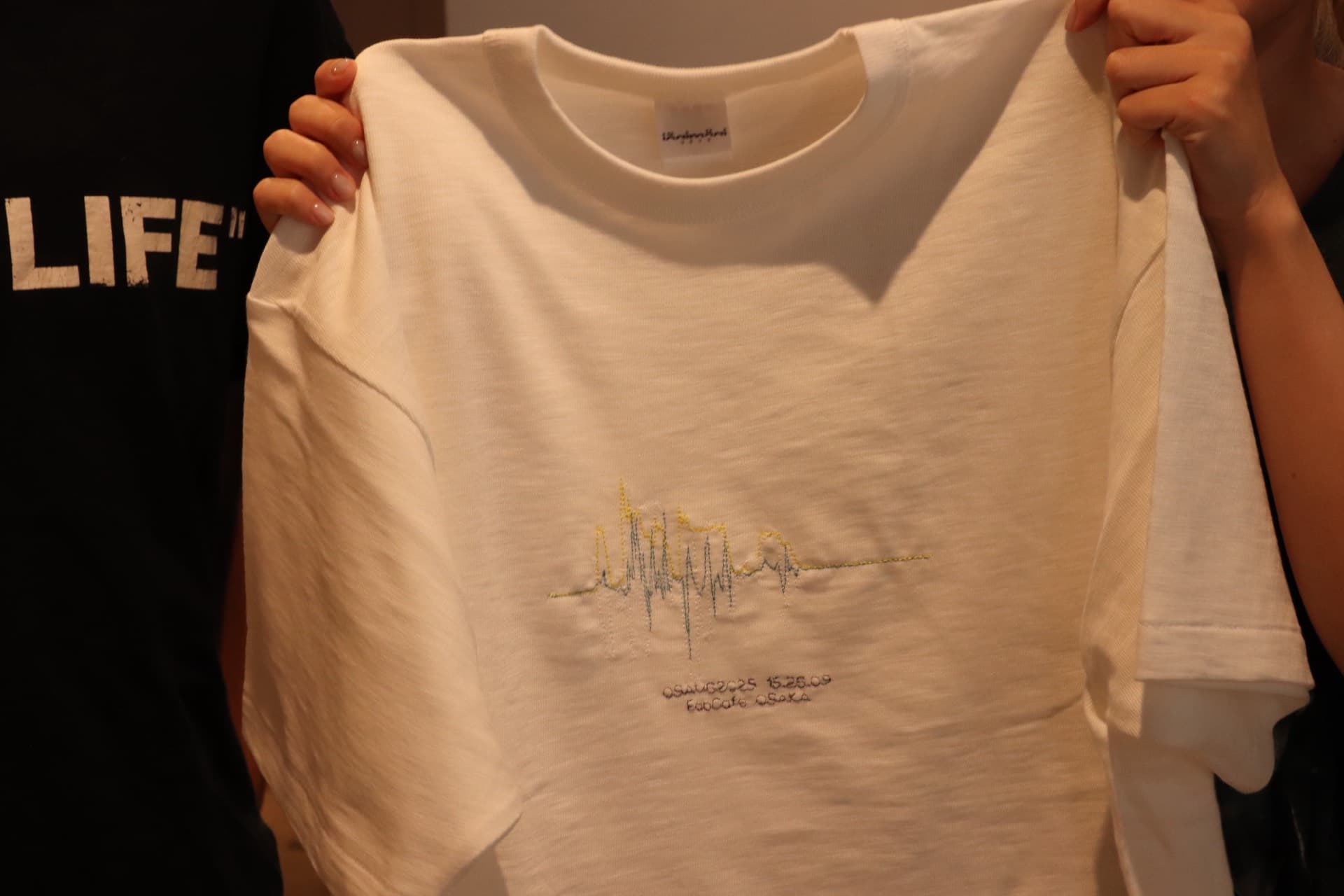 白いTシャツ胸元の波形と記録